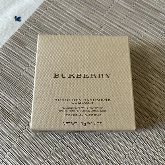 Burberry Natural Glow Foundation - Picture 4 of 4